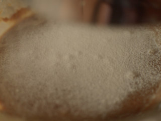 发酵版简单红糖马拉糕 ,筛入一半面粉。