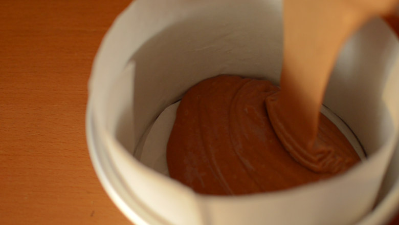 发酵版简单红糖马拉糕 ,倒入铺好烘焙纸的模具中，发酵30分钟，