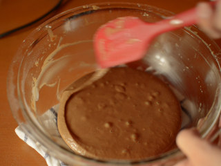 发酵版简单红糖马拉糕 ,把碗边的材料都混入面糊中。搅拌均匀。
