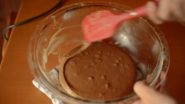 发酵版简单红糖马拉糕 ,把碗边的材料都混入面糊中。搅拌均匀。