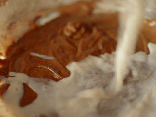 发酵版简单红糖马拉糕 ,倒入一半牛奶，打匀。