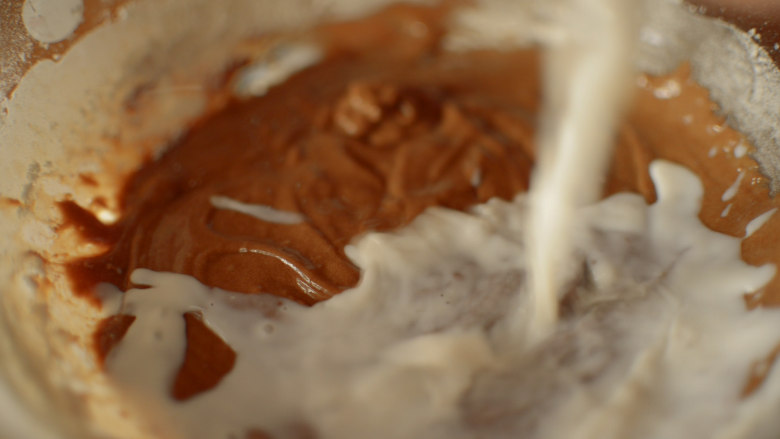 发酵版简单红糖马拉糕 ,倒入一半牛奶，打匀。