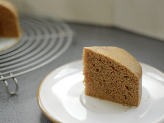 发酵版简单红糖马拉糕 ,用蛋糕模具蒸出来的气孔比较像蛋糕，如果想要饭店里那种竖纹气孔，就要把面糊倒入垫了烘焙纸的15cm的竹蒸笼，直接蒸，受热更好。