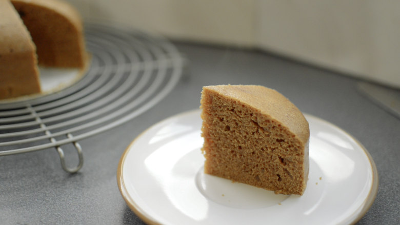 发酵版简单红糖马拉糕 ,用蛋糕模具蒸出来的气孔比较像蛋糕，如果想要饭店里那种竖纹气孔，就要把面糊倒入垫了烘焙纸的15cm的竹蒸笼，直接蒸，受热更好。