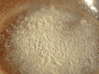 发酵版简单红糖马拉糕 ,加入剩余的面粉、牛奶、泡打粉，用电动打蛋器打匀。