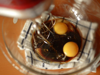 发酵版简单红糖马拉糕 ,红糖、鸡蛋、油倒入一个碗里