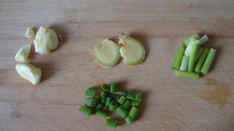 东北农家炖：大丰收,姜切片，蒜拍裂，香葱的葱白和葱叶分别切碎