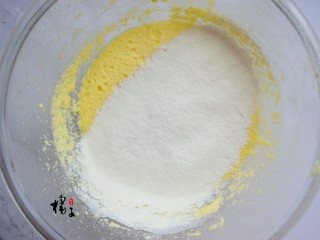 蔓越莓椰浆磅蛋糕,筛入低筋面粉和椰粉，搅拌均匀