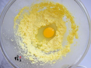 蔓越莓椰浆磅蛋糕,分两次加鸡蛋