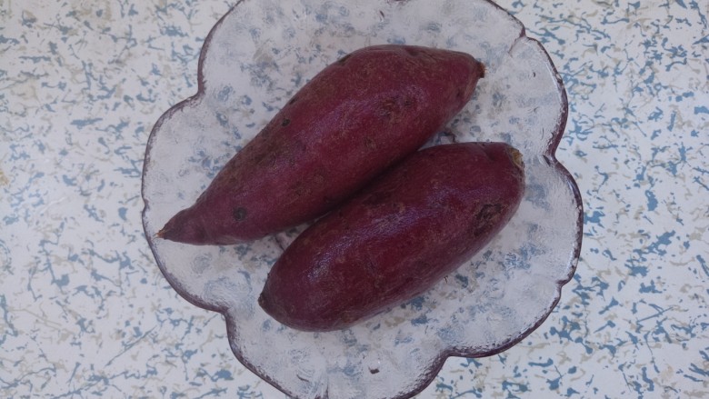 紫薯草莓团,先准备两个<a style='color:red;display:inline-block;' href='/shicai/ 2643'>紫薯</a>洗干净。