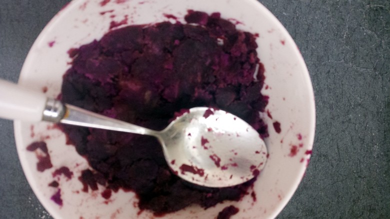 紫薯草莓团,然后把紫薯去皮，用勺子压成泥。