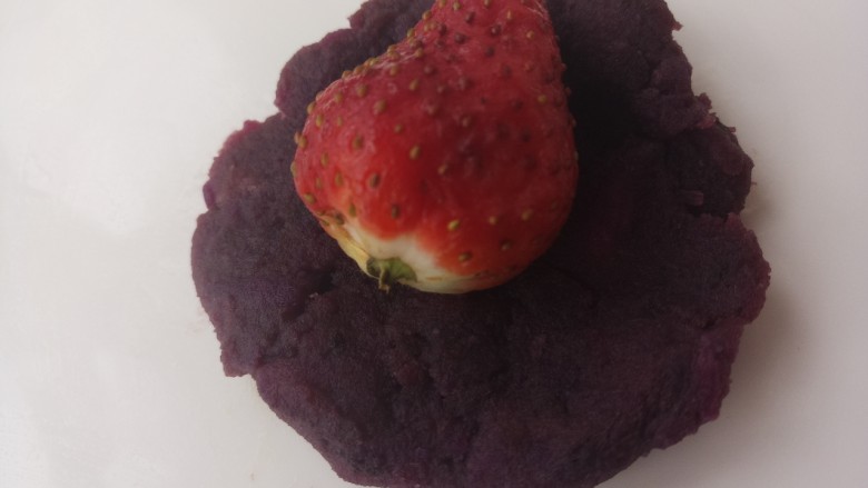 紫薯草莓团,再压扁，把草莓包进去。