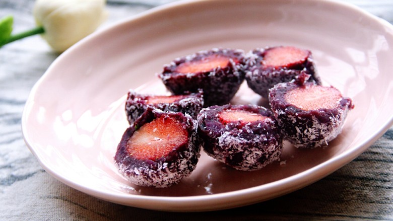 紫薯草莓团,切开，好看又好吃。