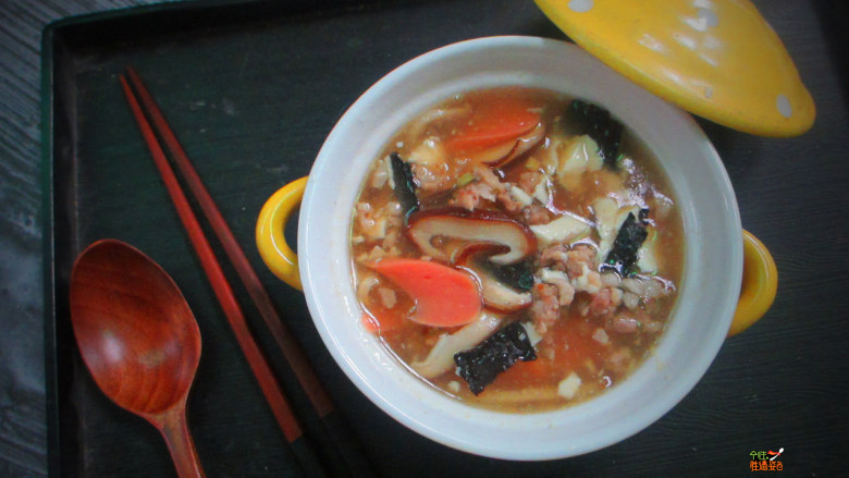 香菇豆腐汤,口感酸辣开胃，是一道非常适合夏天食用的开胃汤