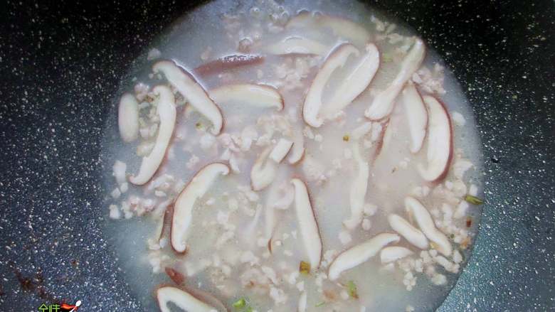 香菇豆腐汤,加入2碗热水，一勺胡椒粉烧开，下入内酯豆腐