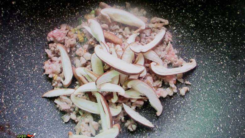 香菇豆腐汤,肉沫炒至变色后，放入香菇翻炒
