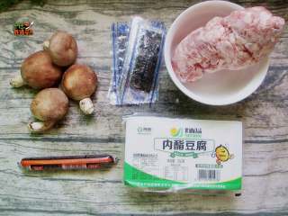 香菇豆腐汤,准备香菇 /肉沫 / 海苔 / 火腿肠 / 内酯豆腐