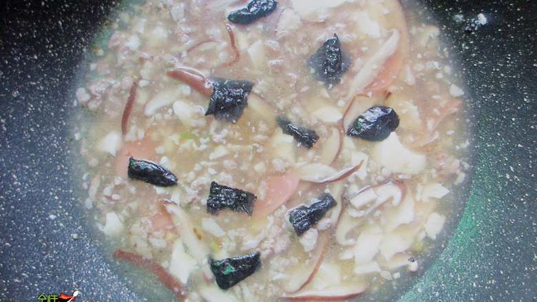 香菇豆腐汤,大火煮出香味后，放入火腿肠、海苔，计入盐、鸡粉调味即可