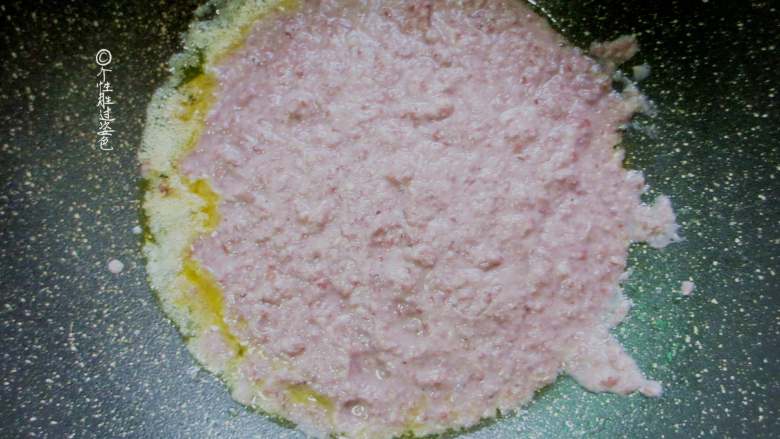 仙豆糕,再把煮好的红豆倒入料理机，并加入适量的水搅烂，倒入黄油里