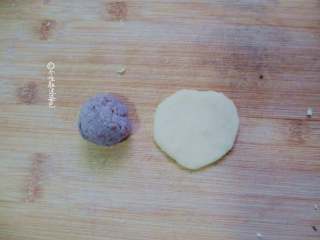 仙豆糕,将小面团揉圆，压扁，擀成薄饼，红豆馅也先揉成小团备用。