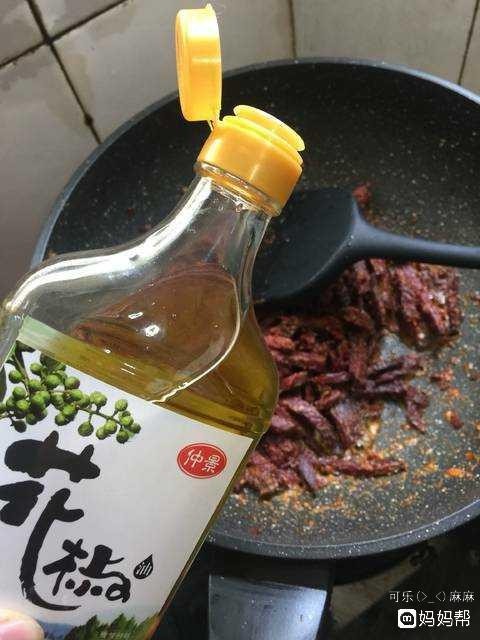 孜然味麻辣牛肉干,放入一勺仲景花椒油翻炒均匀。