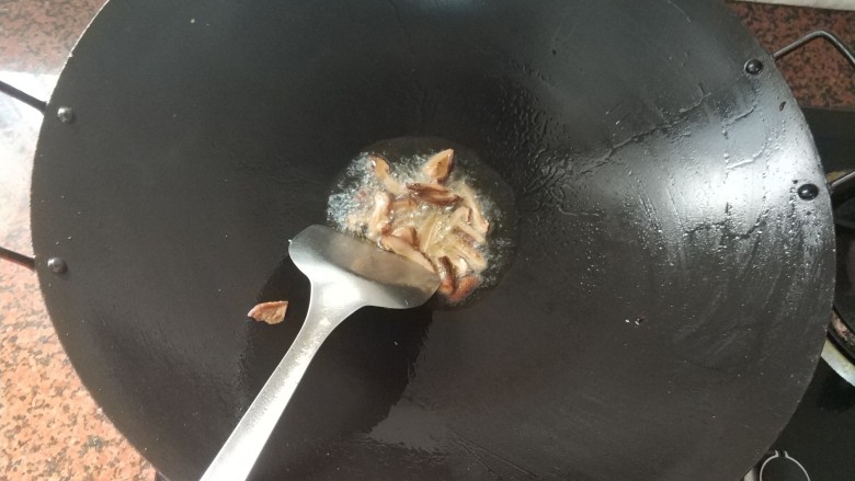 上班族快手菜～豆干炒香菇,刚才炸豆干的油，留一点在锅里，热油后倒入切好的香菇小火爆香下