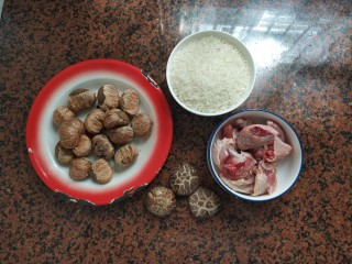 板栗香菇鸡肉焖饭,首先准备所有食材