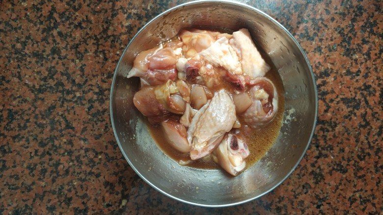 板栗香菇鸡肉焖饭,搅拌均匀，腌制20分钟
