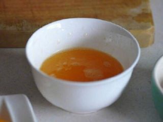 秘制橙香鸡腿,在橙汁中调入一茶匙料酒，2茶匙生抽，充分搅拌均匀成料汁备用