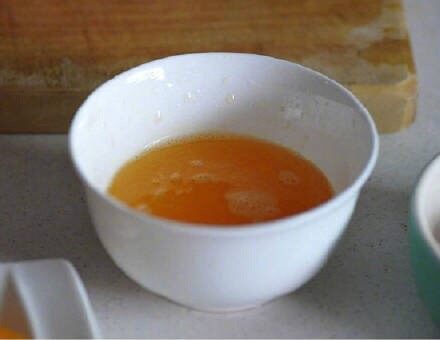 秘制橙香鸡腿,剩下的一个半橙子挤压成汁备用