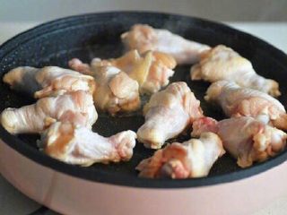 秘制橙香鸡腿,起锅，热油，下入事先洗净的鸡腿，中小火煎至两面金黄即可出锅备用