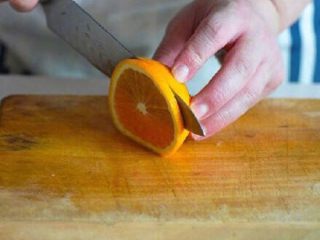 秘制橙香鸡腿,将半个橙子切成3毫米的薄片