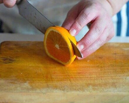 秘制橙香鸡腿,将半个橙子切成3毫米的薄片
