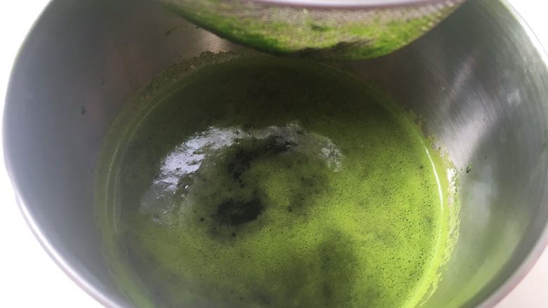 青蛙吐司,用细网筛过滤出160克的菠菜汁 