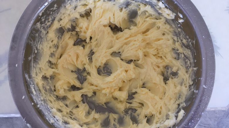黑麦酥脆曲奇,之后用打蛋器打发至蓬松状态，黄油颜色变浅