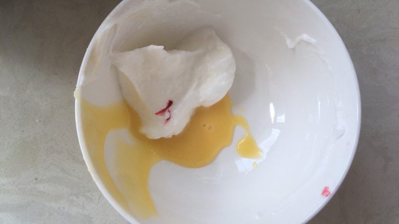 kt日式棉花蛋糕,先取一点点的蛋黄面糊，加入少许打发好的蛋白霜跟一点点的红色色膏，一起翻拌均匀，将面糊调成粉色 
