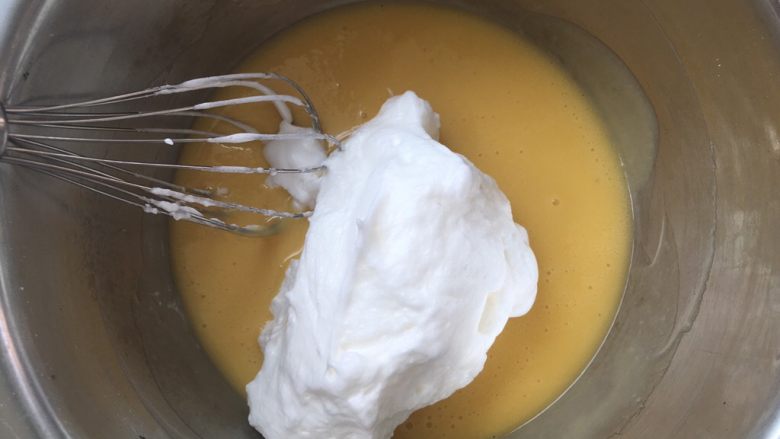 kt日式棉花蛋糕,取三分之一蛋白霜加入到蛋黄面糊中，先用蛋抽翻拌均匀 
