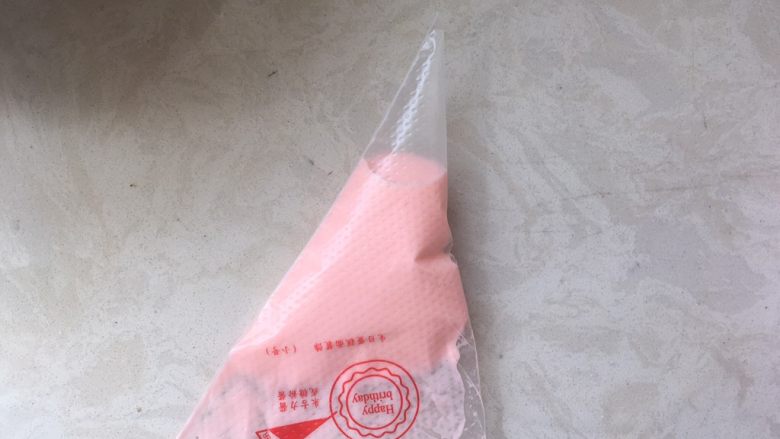 kt日式棉花蛋糕,将调好粉色的面糊装入裱花袋 
