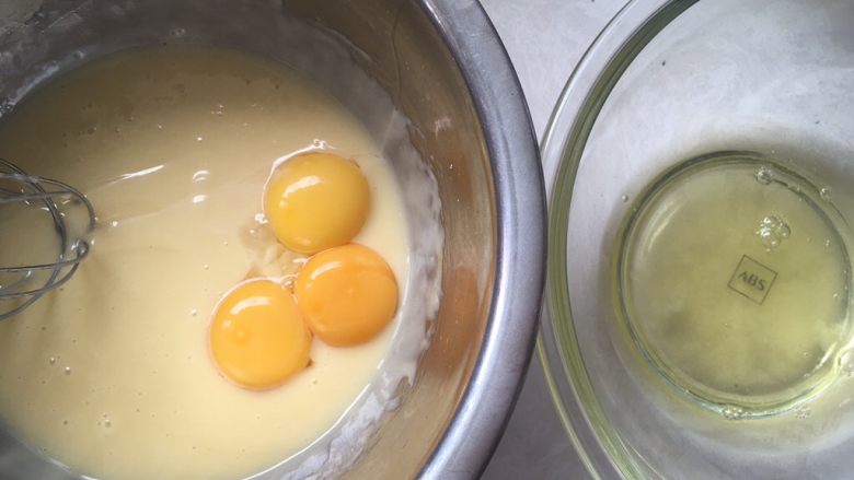 kt日式棉花蛋糕,分离鸡蛋，蛋白打至干净的容器，蛋黄加入到面糊中 
