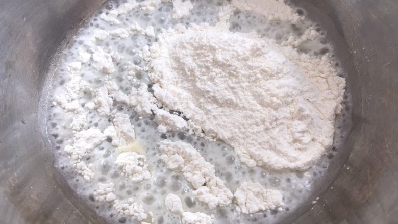 kt日式棉花蛋糕,加入过筛后的低筋面粉，热油会将低筋面粉烫熟 
