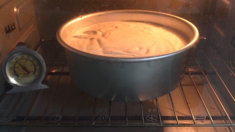 糖炒栗子蛋糕,烤箱预热至150度，模具送入烤箱烤制40分钟。