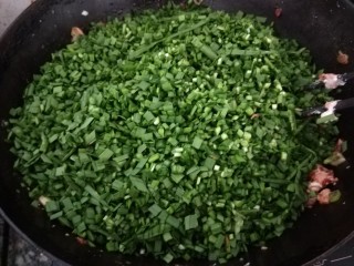 新文美食  韭菜猪肉花样煎饼,在倒入切好的韭菜搅拌均匀。