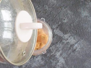 宝宝辅食 促进发育的红薯泥,加适量温水，也可以是宝宝的配方奶。