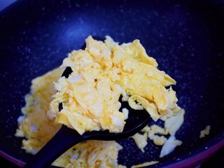 胡萝卜炒鸡蛋,煎熟后盛出备用
