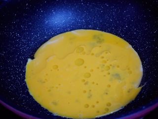 胡萝卜炒鸡蛋,锅中倒入适量的食用油烧热，倒入打散的鸡蛋液