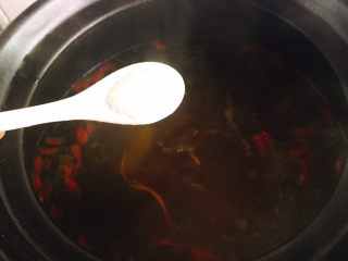 秋季煲汤+虫草花煲鸭汤,味精或者鸡精进行调味