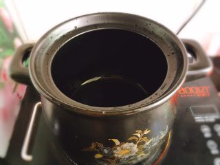 秋季煲汤+虫草花煲鸭汤,取出砂锅，砂锅煲汤更健康