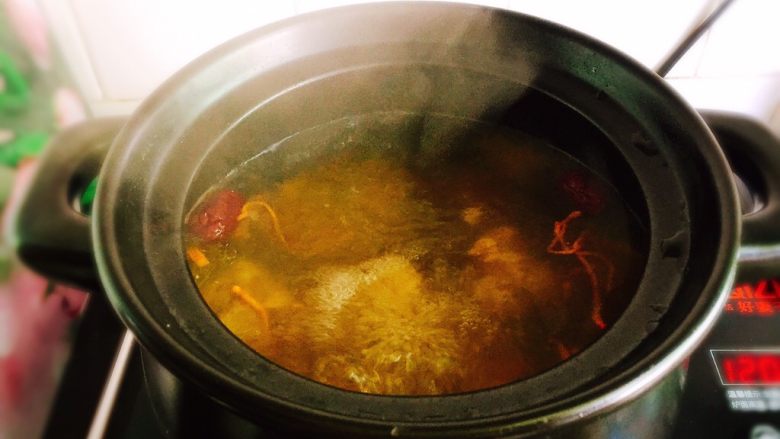 秋季煲汤+虫草花煲鸭汤,大火煮开后转中小火，煲25分钟