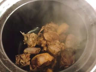 秋季煲汤+虫草花煲鸭汤,放入砂锅里