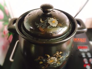 秋季煲汤+虫草花煲鸭汤,盖上锅盖大火煮开